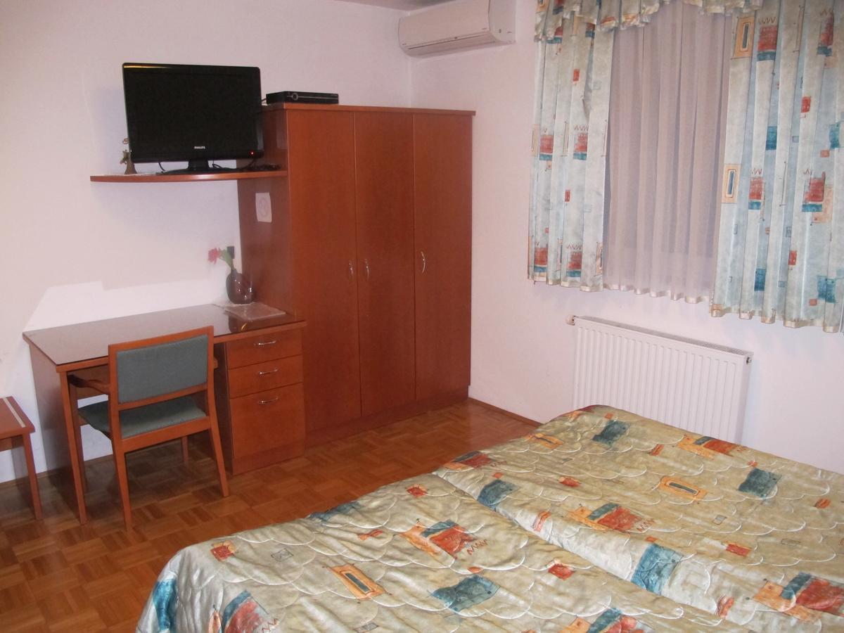 Apartment Sobe Ravbar Novo Mesto Buitenkant foto